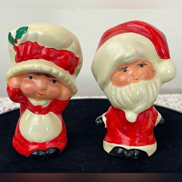 Mrs. Claus and Santa Claus vintage Salt and Pepper Shakers || Vintage Xmas - Picture 1 of 10